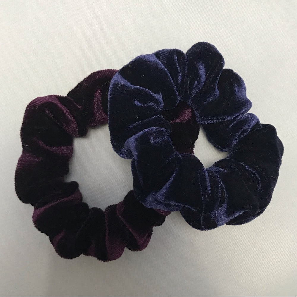 Pack of 2 NWOT Velvety Scrunchie Soft Hair Ties Hair Bands New
